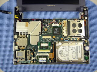 パソコン内部の写真　HDDは右下にあります